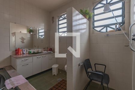 Casa à venda com 363m², 5 quartos e 4 vagas Casa à venda com 363m², 5 quartos e 4 vagasBanheiro Suíte