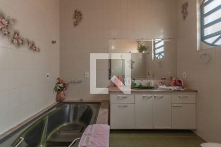 Casa à venda com 363m², 5 quartos e 4 vagas Casa à venda com 363m², 5 quartos e 4 vagasBanheiro Suíte