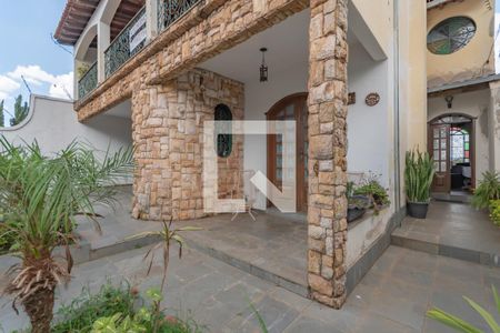 Casa à venda com 363m², 5 quartos e 4 vagas Casa à venda com 363m², 5 quartos e 4 vagasEntrada