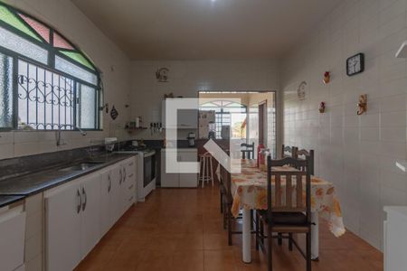 Casa à venda com 363m², 5 quartos e 4 vagas Casa à venda com 363m², 5 quartos e 4 vagasCozinha