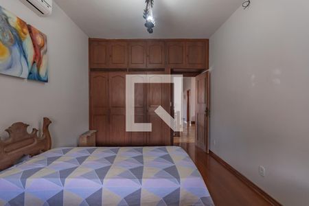 Casa à venda com 363m², 5 quartos e 4 vagas Casa à venda com 363m², 5 quartos e 4 vagasQuarto 4