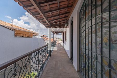 Casa à venda com 363m², 5 quartos e 4 vagas Casa à venda com 363m², 5 quartos e 4 vagasVaranda
