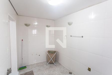 Casa à venda com 215m², 5 quartos e 3 vagasBanheiro da Suíte 2 no 2° Pavimento