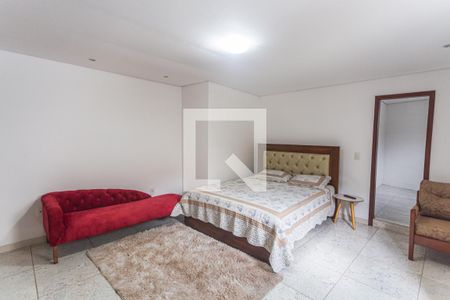 Casa à venda com 215m², 5 quartos e 3 vagasSuíte 2 no 2° Pavimento