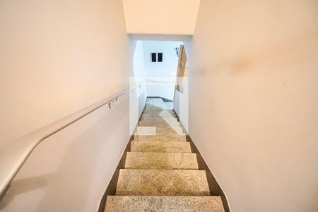 Casa à venda com 120m², 2 quartos e 1 vaga Casa à venda com 120m², 2 quartos e 1 vagaEscada