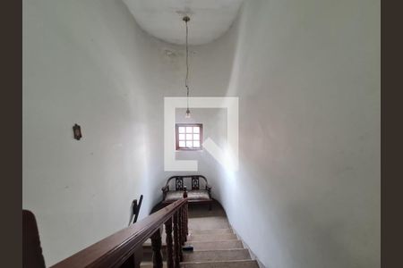 Escada acesso aos quartos de casa para alugar com 4 quartos, 360m² em Jardim Barbosa, Guarulhos