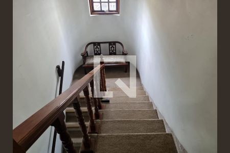Casa para alugar com 360m², 4 quartos e 5 vagasEscada acesso aos quartos