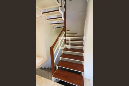 Casa à venda com 336m², 4 quartos e 4 vagasEscada