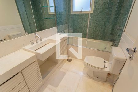 Apartamento à venda com 274m², 3 quartos e 4 vagasBanheiro da Suíte 1