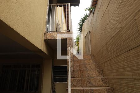 Casa à venda com 230m², 3 quartos e 2 vagasCorredor lateral - Escadas