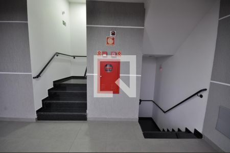 Escada de apartamento para alugar com 2 quartos, 37m² em Vila Nelson, São Paulo