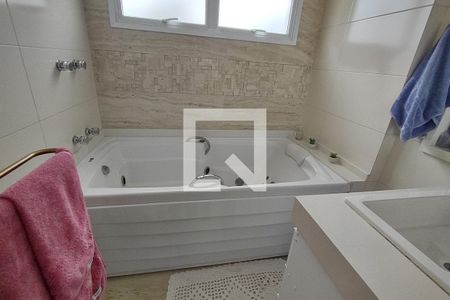 Apartamento à venda com 243m², 3 quartos e 4 vagas Apartamento à venda com 243m², 3 quartos e 4 vagasBanheiro da Suíte 1