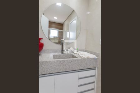 Banheiro semi suite 1e 2 de casa de condomínio à venda com 5 quartos, 335m² em Retiro do Chalé, Brumadinho