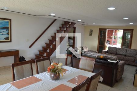 Sala de casa de condomínio à venda com 3 quartos, 360m² em Taquara, Rio de Janeiro