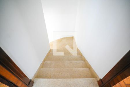 Casa para alugar com 70m², 2 quartos e 1 vagaEscada