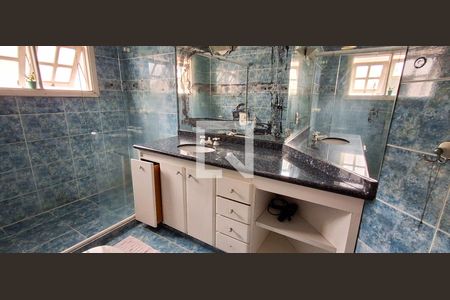 Casa à venda com 380m², 4 quartos e 4 vagasBanheiro