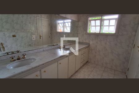 Casa à venda com 380m², 4 quartos e 4 vagasBanheiro