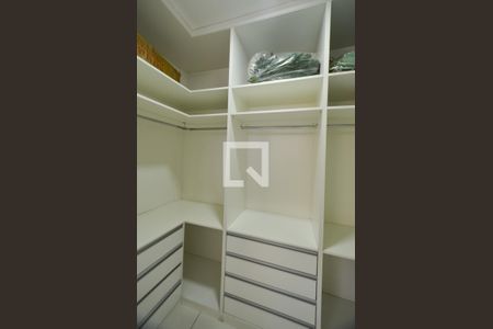 Casa à venda com 300m², 4 quartos e 3 vagas Casa à venda com 300m², 4 quartos e 3 vagasCloset