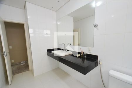 Casa à venda com 300m², 4 quartos e 3 vagas Casa à venda com 300m², 4 quartos e 3 vagasBanheiro 2