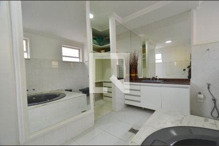 Casa à venda com 300m², 4 quartos e 3 vagas Casa à venda com 300m², 4 quartos e 3 vagasBanheiro 1