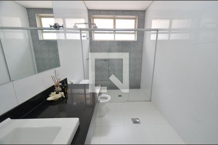 Casa à venda com 300m², 4 quartos e 3 vagas Casa à venda com 300m², 4 quartos e 3 vagasBanheiro 2