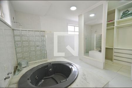 Casa à venda com 300m², 4 quartos e 3 vagas Casa à venda com 300m², 4 quartos e 3 vagasBanheiro 1