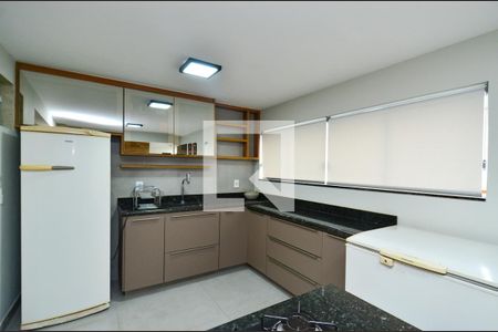 Casa à venda com 300m², 4 quartos e 3 vagas Casa à venda com 300m², 4 quartos e 3 vagasCozinha Casa 2