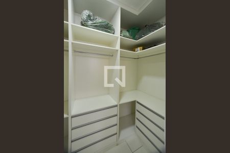 Casa à venda com 300m², 4 quartos e 3 vagas Casa à venda com 300m², 4 quartos e 3 vagasCloset