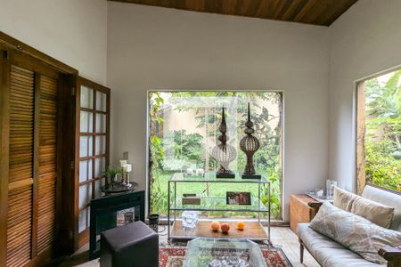 Casa à venda com 982m², 5 quartos e 4 vagas Casa à venda com 982m², 5 quartos e 4 vagasÁrea comum Sala externa