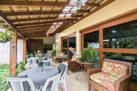 Casa à venda com 982m², 5 quartos e 4 vagas Casa à venda com 982m², 5 quartos e 4 vagasVaranda