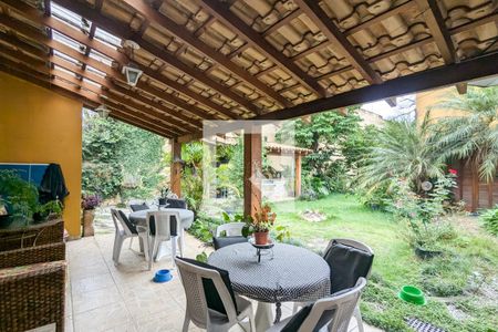 Casa à venda com 982m², 5 quartos e 4 vagas Casa à venda com 982m², 5 quartos e 4 vagasVaranda