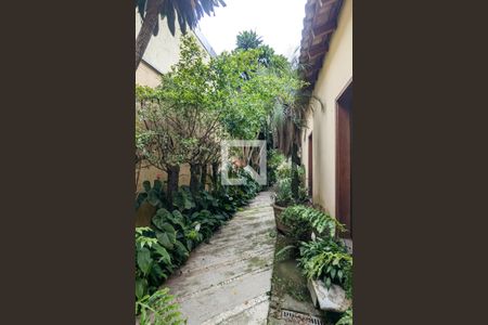 Casa à venda com 982m², 5 quartos e 4 vagas Casa à venda com 982m², 5 quartos e 4 vagasCorredor lateral