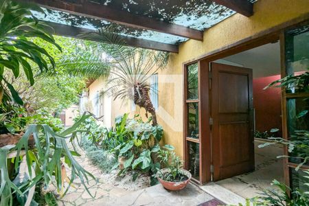 Casa à venda com 982m², 5 quartos e 4 vagas Casa à venda com 982m², 5 quartos e 4 vagasCorredor lateral