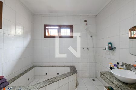 Casa à venda com 982m², 5 quartos e 4 vagas Casa à venda com 982m², 5 quartos e 4 vagasBanheiro da suíte 2