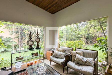 Casa à venda com 982m², 5 quartos e 4 vagas Casa à venda com 982m², 5 quartos e 4 vagasÁrea comum Sala externa