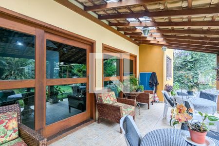 Casa à venda com 982m², 5 quartos e 4 vagas Casa à venda com 982m², 5 quartos e 4 vagasVaranda