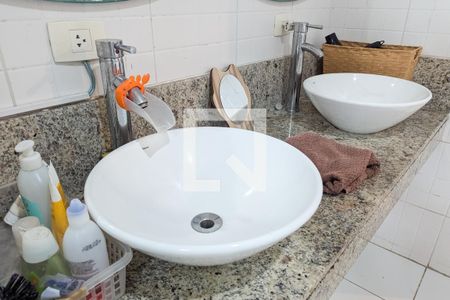 Casa à venda com 982m², 5 quartos e 4 vagas Casa à venda com 982m², 5 quartos e 4 vagasBanheiro da suíte 2