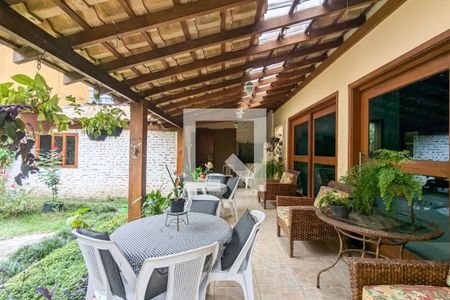 Casa à venda com 982m², 5 quartos e 4 vagas Casa à venda com 982m², 5 quartos e 4 vagasVaranda