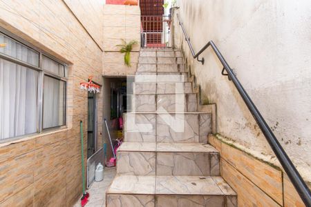 Casa à venda com 300m², 5 quartos e 1 vaga Casa à venda com 300m², 5 quartos e 1 vagaEscada