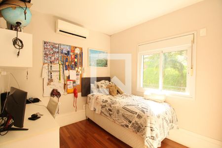 Casa de condomínio à venda com 270m², 4 quartos e 3 vagasSuíte 2