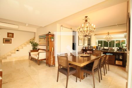 Casa de condomínio à venda com 270m², 4 quartos e 3 vagasSala