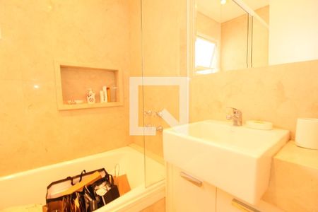 Casa de condomínio à venda com 270m², 4 quartos e 3 vagasBanheiro suíte 4