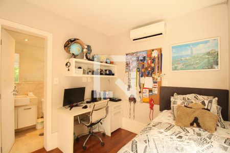 Casa de condomínio à venda com 270m², 4 quartos e 3 vagasSuíte 2