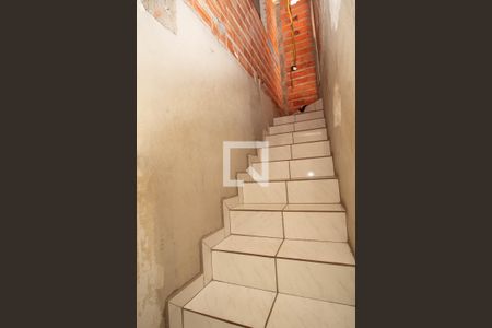 Casa para alugar com 72m², 2 quartos e 1 vaga Casa para alugar com 72m², 2 quartos e 1 vagaEscada