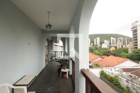 Casa à venda com 340m², 4 quartos e 3 vagasVaranda