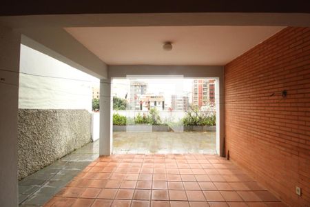 Casa à venda com 340m², 4 quartos e 3 vagasFundos da casa