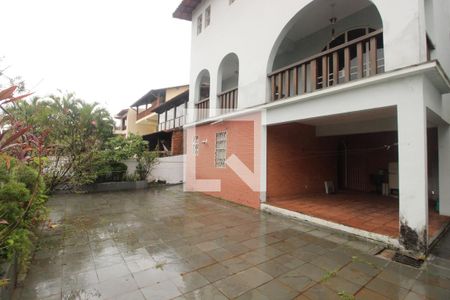 Casa à venda com 340m², 4 quartos e 3 vagasFundos da casa