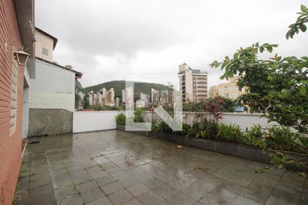 Casa à venda com 340m², 4 quartos e 3 vagasFundos da casa