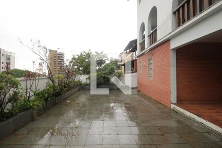 Casa à venda com 340m², 4 quartos e 3 vagasFundos da casa