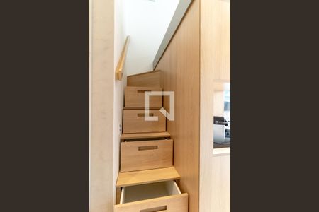 Studio para alugar com 30m², 1 quarto e sem vagaEscada